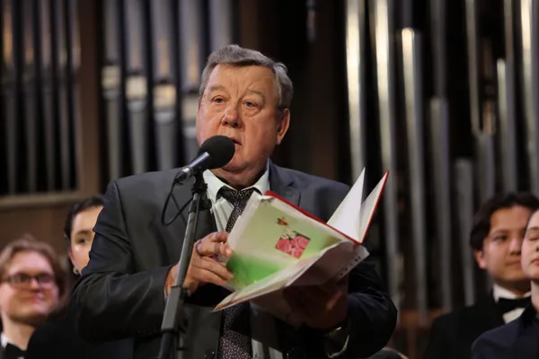 Концерт ведёт доктор искусствоведения, профессор А. Л. Маклыгин