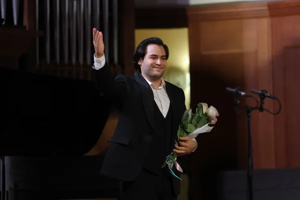 На сцене Малого зала Валерий Макаров, тенор