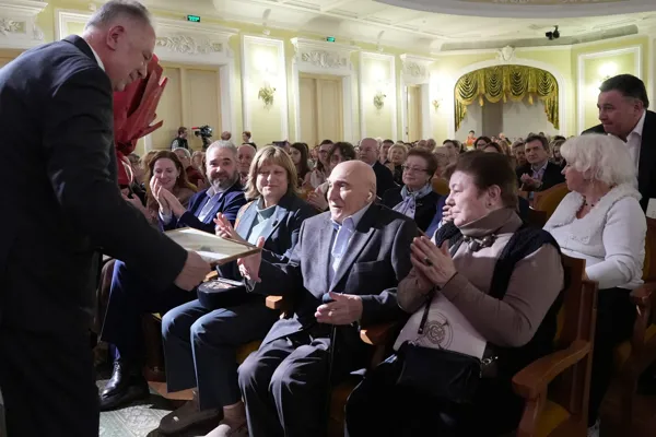 Почётная грамота в честь 125-летнего юбилея Большого зала консерватории вручается Советнику Ректора по концертной работе Владимиру Емельяновичу Захарову
