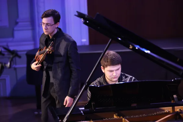 Равиль Ислямов, скрипка; Сергей Давыдченко, фортепиано