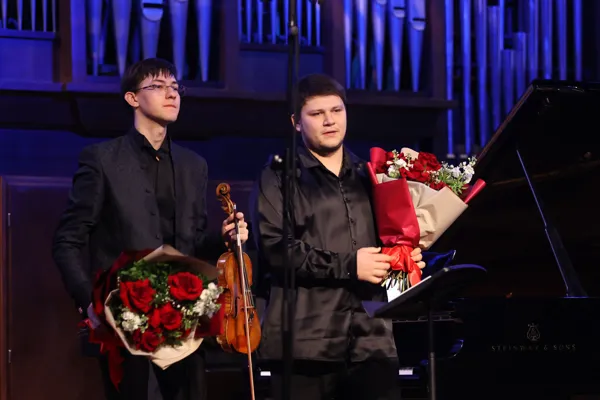Равиль Ислямов, скрипка; Сергей Давыдченко, фортепиано