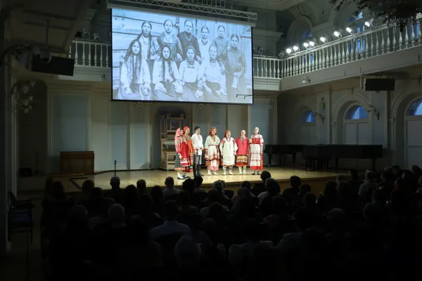 На сцене Рахманиновского зала Фольклорный ансамбль Московской консерватории имени П.И. Чайковского. Художественный руководитель – Наталья Гилярова