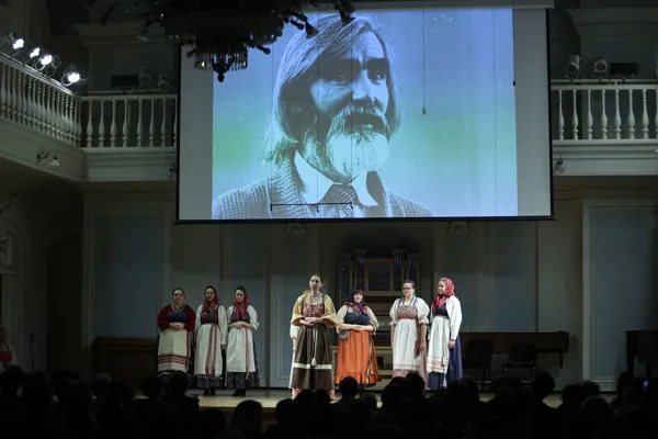 Фольклорный ансамбль Санкт-Петербургской консерватории имени Н.А. Римского-Корсакова. На экране — фото основателя Фольклорно-этнографического центра Санкт-Петербургской консерватории А.М. Мехнецова. Рахманиновский зал