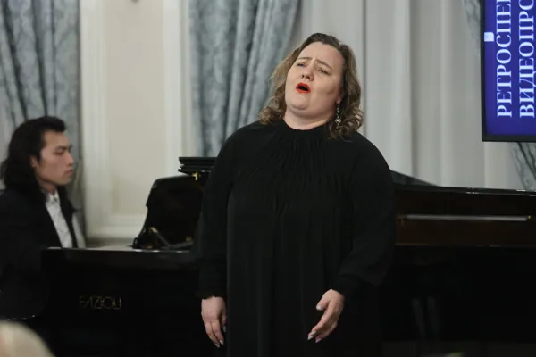 Музыкальная интермедия: Екатерина Мишина, сопрано (Россия), Ичуань Ху, фортепиано (Китай)