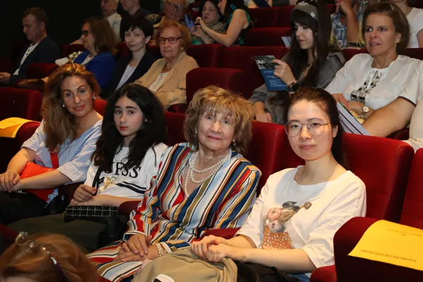Перед началом просмотра документального видеопроекта «Возвращение Дома». КАРО «Октябрь»