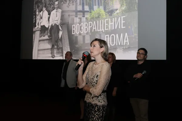 Вступительное слово — автор сценария, режиссер, редактор документального видеопроекта «Возвращение Дома», доцент Московской консерватории, пианистка Елена Тарасова