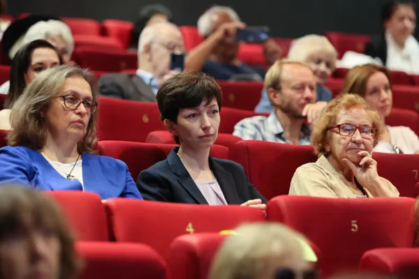 Перед просмотром документального видеопроекта «Возвращение Дома» в КАРО «Октябрь»