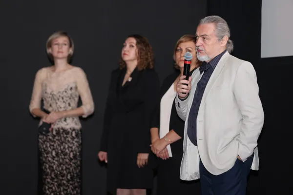 На вопросы зрителей отвечает герой видеопроекта «Возвращение Дома», композитор Андрей Микита