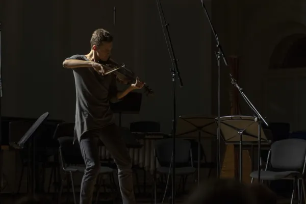 Павел Поляков исполняет «Что рассказывают мне цветы» для скрипки (2019).