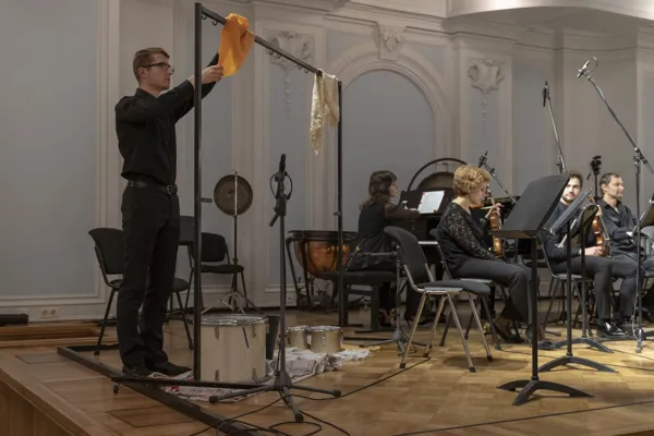 Петер Аблингер. «Regenstück» из цикла «Instruments &» для ансамбля, воды и мембраны (2007). Российская премьера.