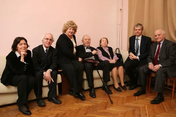Слева направо: Рихтер Е. Р., Тропп В. М., Игнатьева З. А., Доренский С. Л., Жукова О. М., Писарев А.А., Айрапетян Ю. С.
