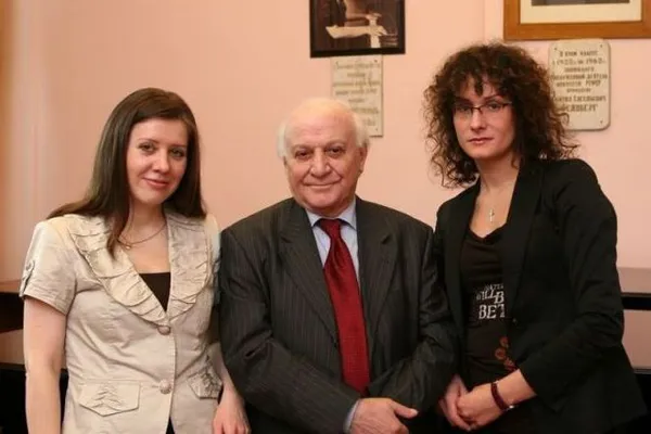 Слева направо: Леденёва Е. А., Айрапетян Ю. С., Лелидис Е. Н.