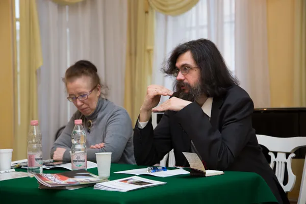 Кандидат искусствоведения, доцент кафедры истории зарубежной музыки Московской консерватории Роман Александрович Насонов отвечает на вопросы участников конференции к своему докладу «b' a' c'' h' и семейство Бахов». 