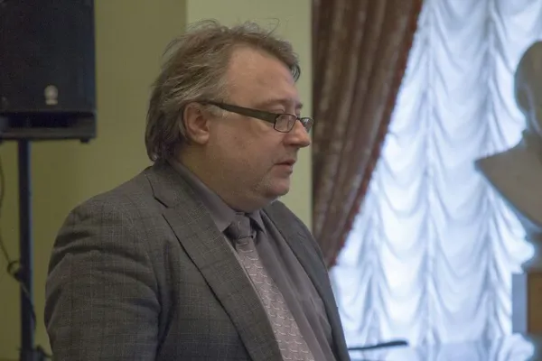 С приветственным словом выступает Вадим Владимирович Полонский, директор Института мировой литературы РАН имени А.М. Горького, профессор, доктор филологических наук