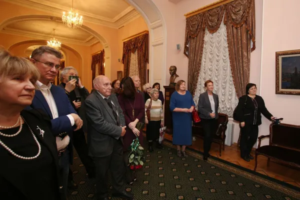 На торжественной церемонии передачи в дар бюста Льва Оборина.
