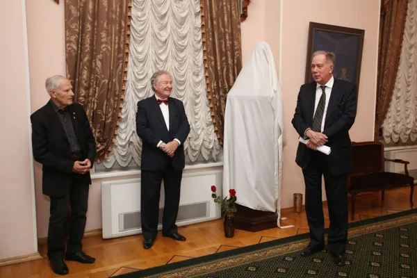 На торжественной церемонии передачи в дар бюста Льва Оборина.