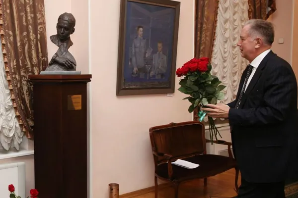 Возложение цветов к бюсту Льва Оборина.