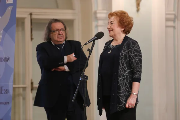 Выступает член жюри конкурса, Заслуженная артистка России, член Совета Объединения педагогов фортепиано (European piano teachers association — ЭПТА России), профессор Галина Николаевна Брыкина.