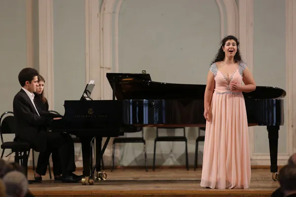 На открытии выступают лауреаты I премии конкурса «Piano & Voice» (2012) Альбина Латипова (сопрано) и Алексей Демченко (фортепиано).