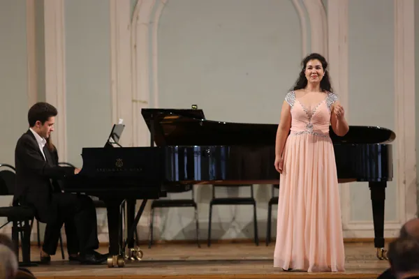 На открытии выступают лауреаты I премии конкурса «Piano & Voice» (2012) Альбина Латипова (сопрано) и Алексей Демченко (фортепиано).