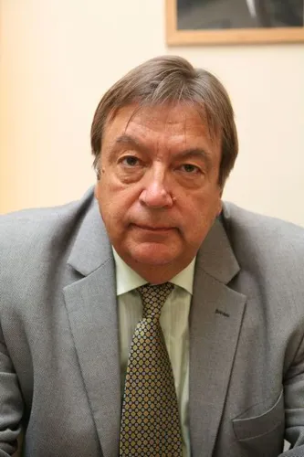 Профессор — А. В. Чайковский