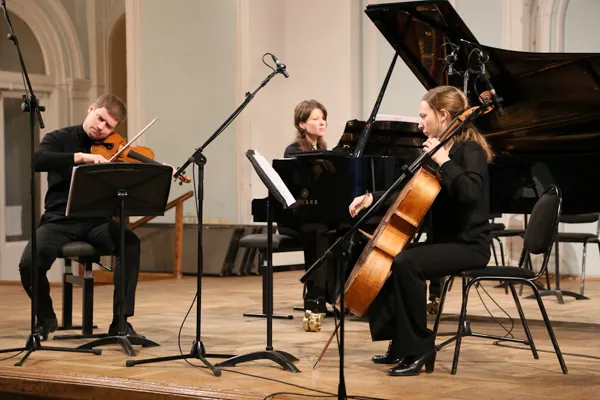 Участник №3, Wind: Trio. Исполняет фортепианное трио «Студии новой музыки» в составе: Наталья Черкасова (фортепиано), Станислав Малышев (скрипка), Ольга Калинова (виолончель).