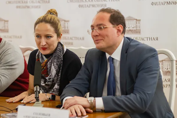 В музыкальной гостиной Смоленской филармонии прошла пресс-конференция с авторами проекта «Дорогами Высоцкого»
