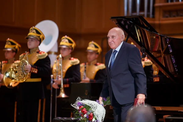 К 90-летию В. Е. Захарова
