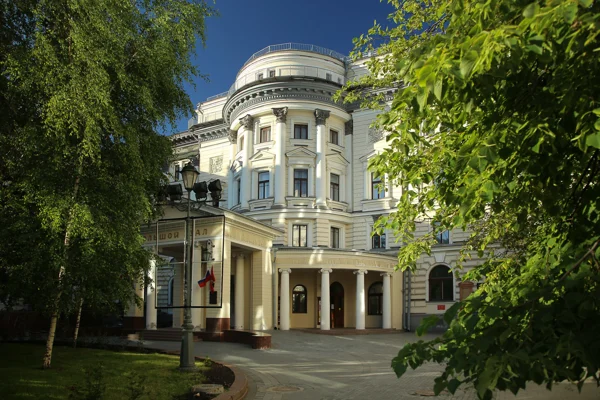 The façade of the Conservatory, the Tchaikovsky monument