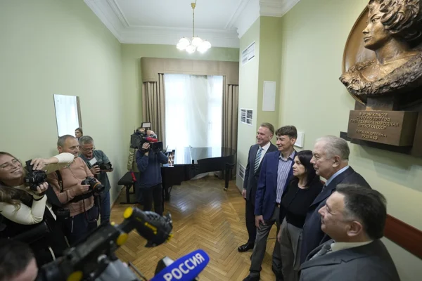 Bas-relief of the Opera Singer Bela Rudenko Unveiled at the Moscow Conservatory